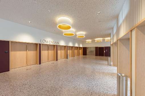 Photo 5: The impressive foyer of the Löwensaal. Photo: IFN/Atlas Holz